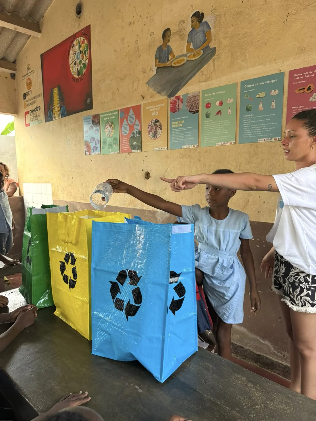 Crianças em sessão de educação ambiental