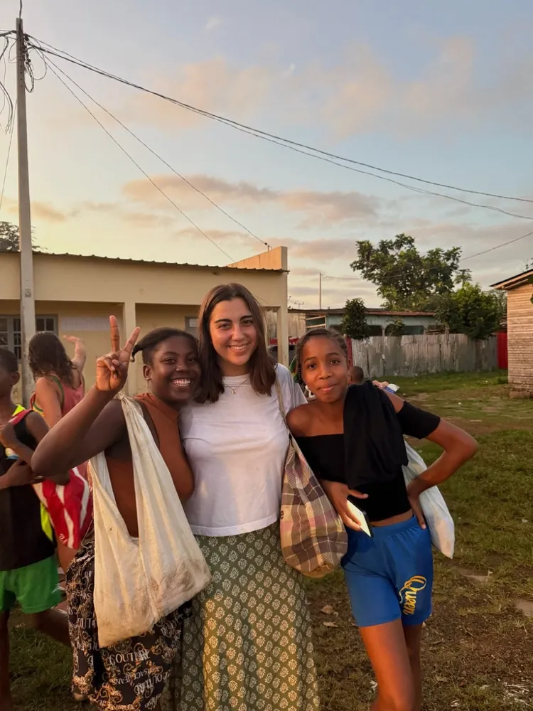 Francisca Cardoso, voluntária da Associação BAOBÁ, com duas crianças em São Tomé e Príncipe